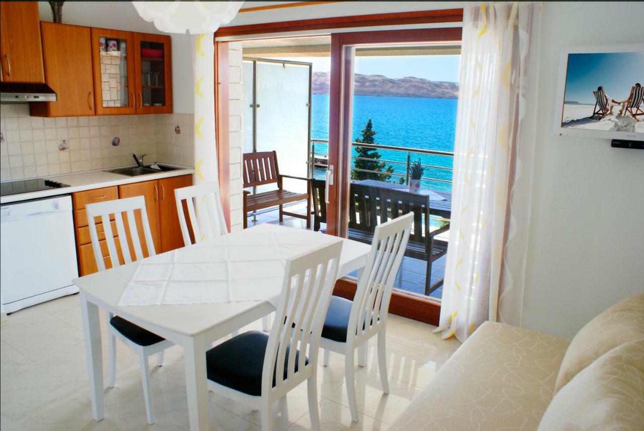 Apartmani Ribarica**** カルロバッグ エクステリア 写真