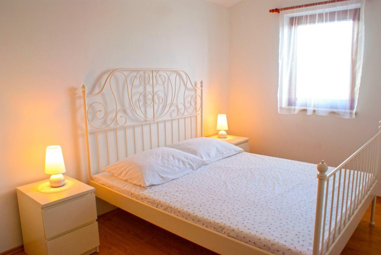 Apartmani Ribarica**** カルロバッグ エクステリア 写真